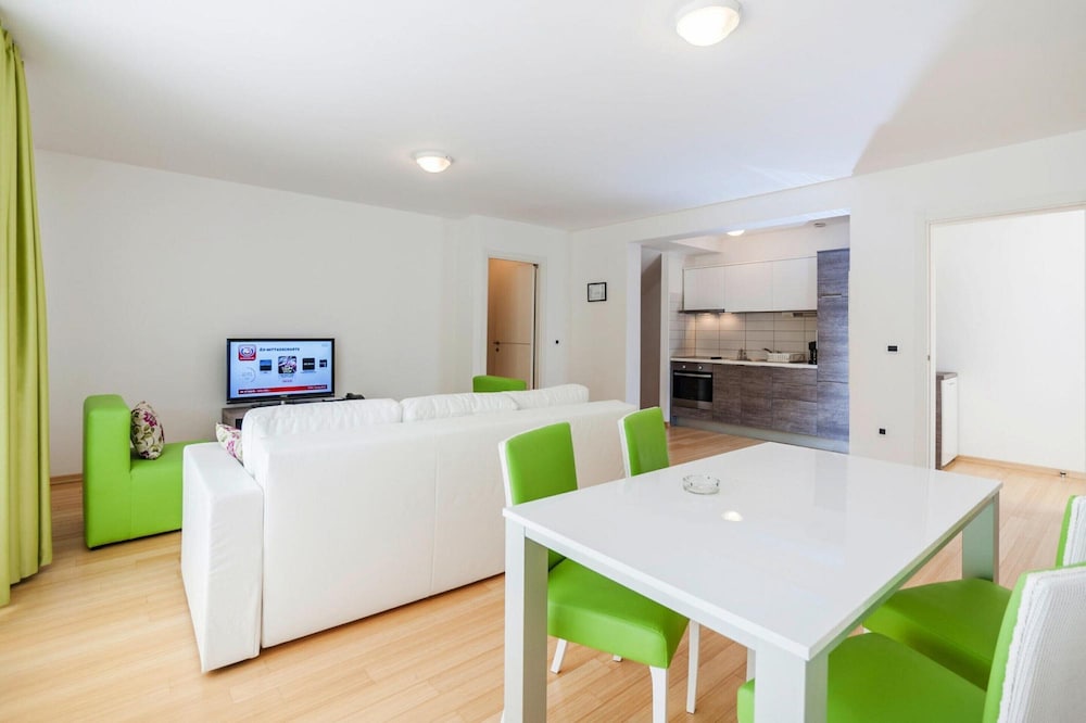 Apartments in Villas Punta Skala With Beachpool