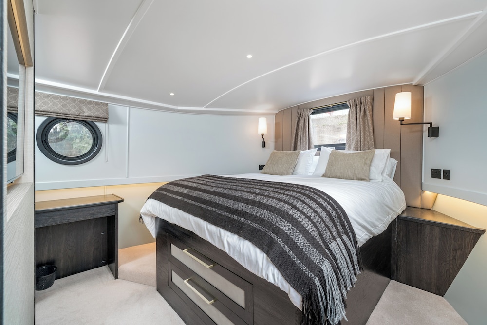 Elegant houseboat near Canary Wharf