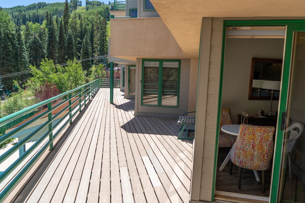Purgatory Ge Studio Deluxe Studio Bedroom Hotel Room by Redawning view 3