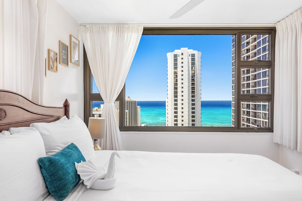 High Floor Ocean View Condo (King Bed and Parking): hotel room photo