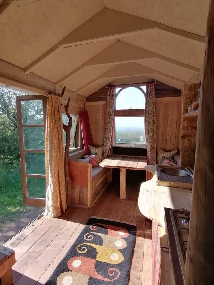 Totnes - Cabin - Sleeps 4 - Garden - Parking view 5