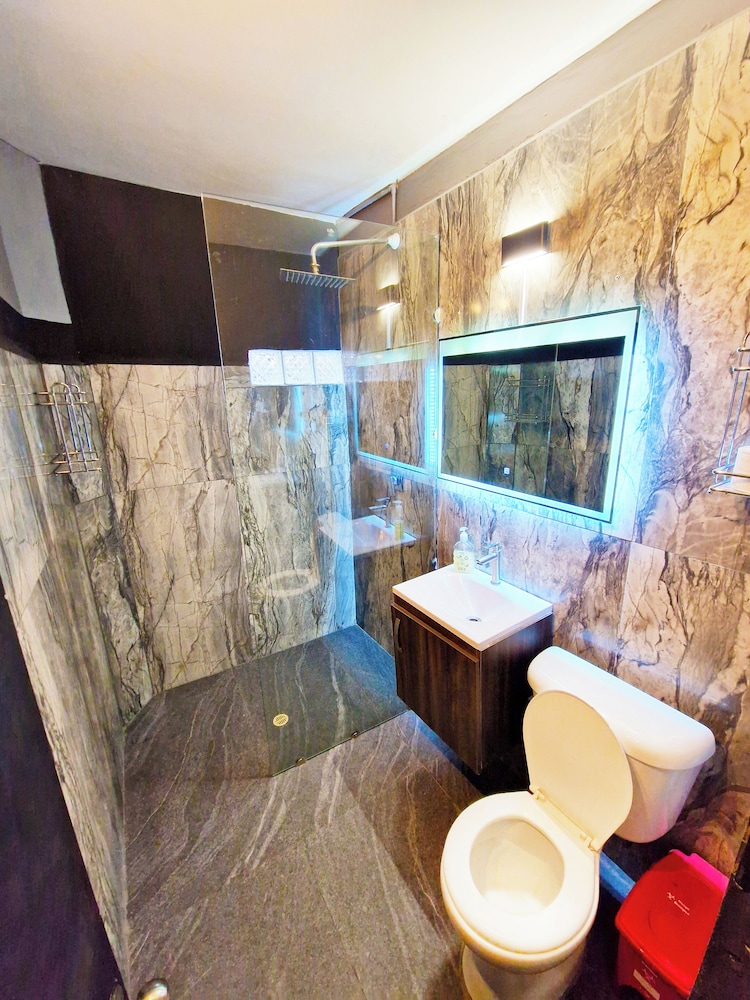 $ PROMO $ 11 Bedrooms with bathrooms Aprtmnt + 2 Jacuzzis and a rooftop pool. @Poblado