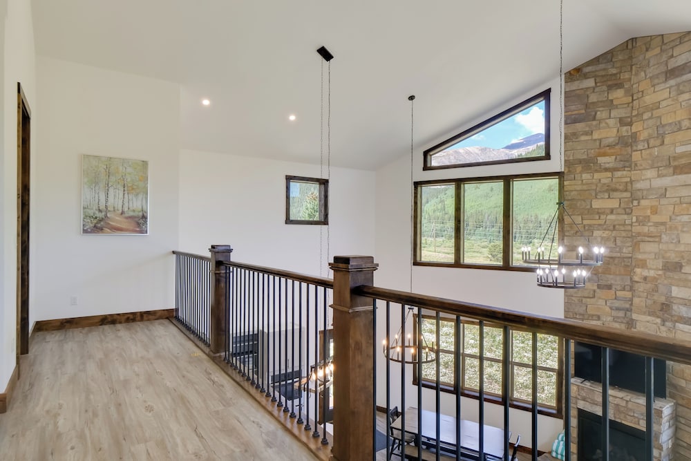 Hot Tub, Pool Table & Fireplaces: Blue River Gem