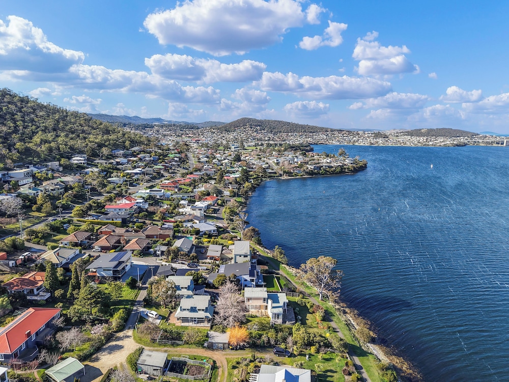 Waterfront Home - Gorgeous Views - 2 Bed