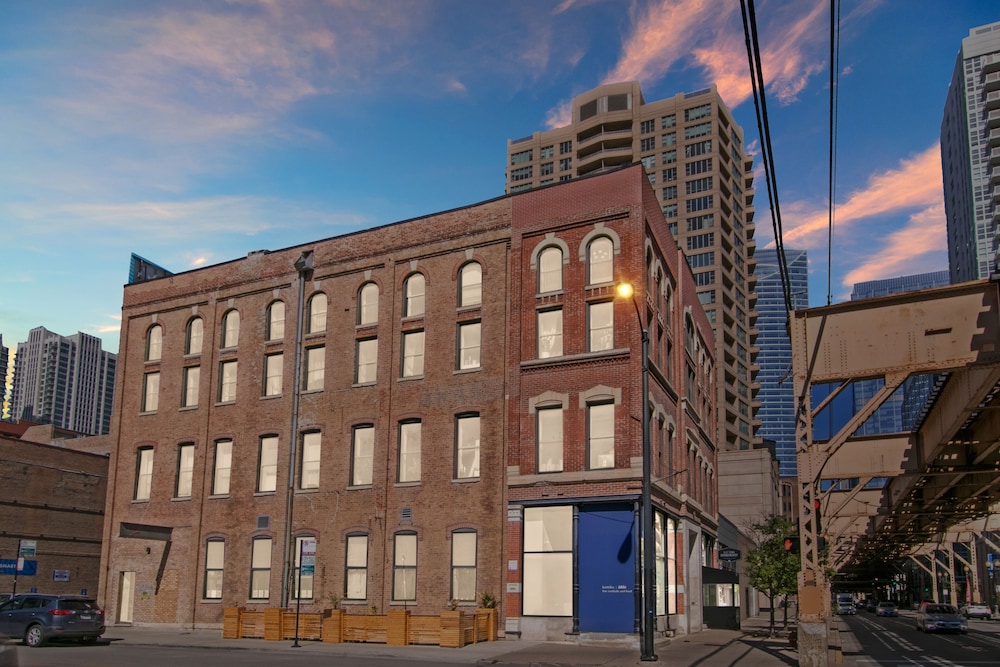 1BR Apt near Pay Parking in West Loop view 3