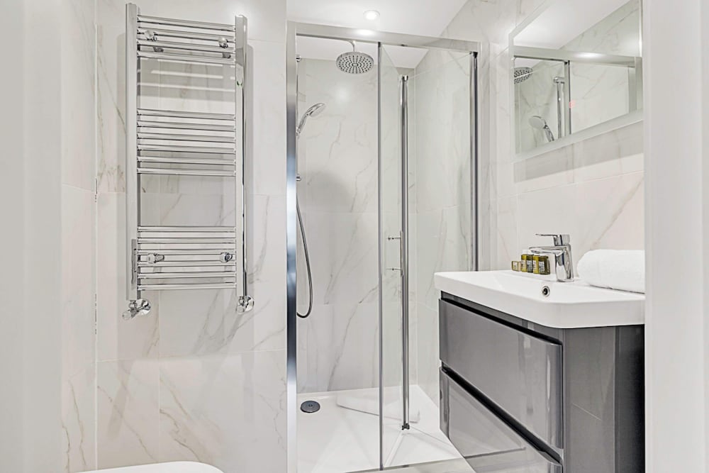 Sunny 2-bed Gem in Chiswick