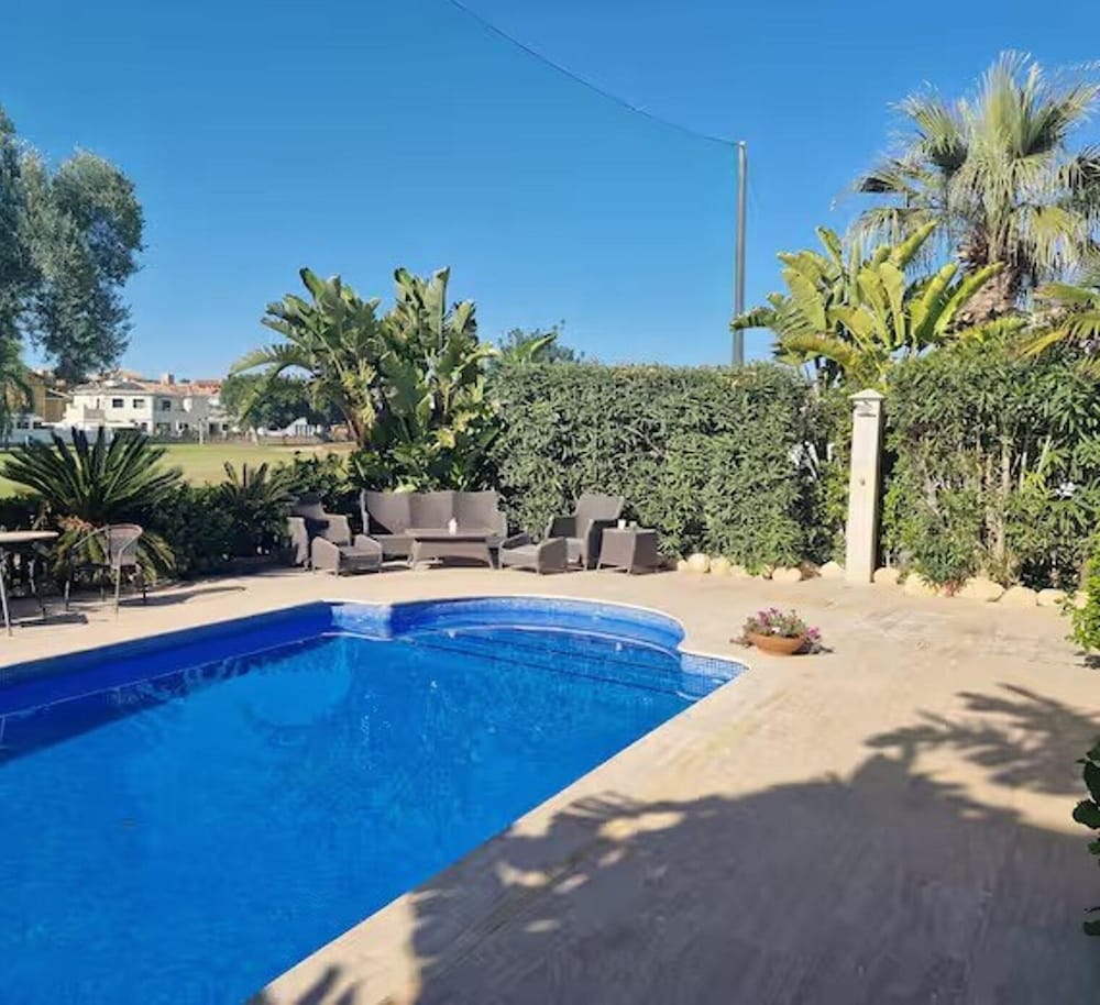 Luxury Villa - Pet Friendly & Free Parking