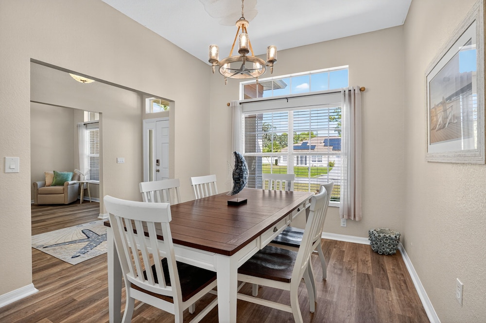 Spacious 4br Retreat With Heated Pool & Spa 4 Bedroom Home