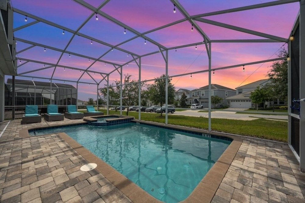 9 Bed Pool, Spa, Movie Room & Game Room! 9 Bedroom Home by RedAwning