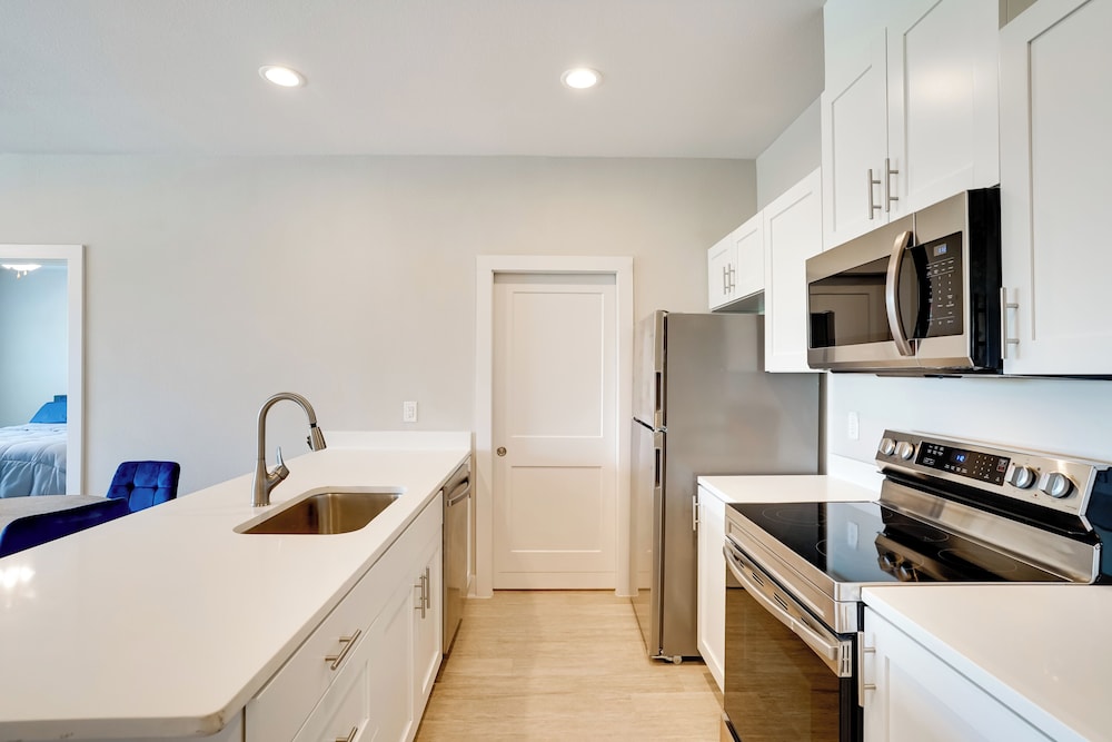 Commute to Fort Worth: Newly Built Apt w/ Pool