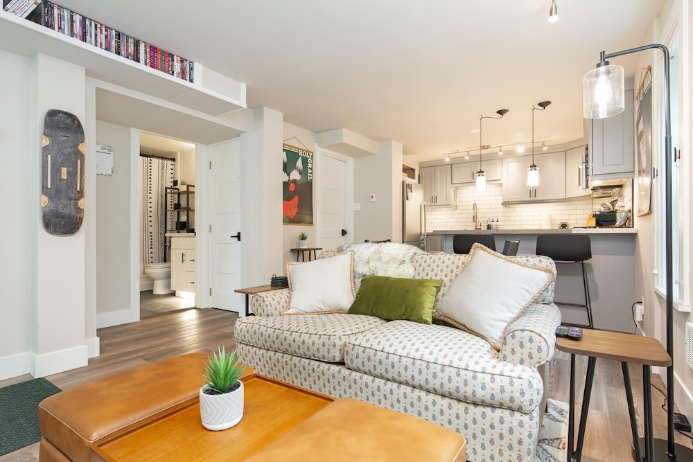 Madison Park - Romantic Private Garden - Dinner w Grill 1BR 1BA view 3
