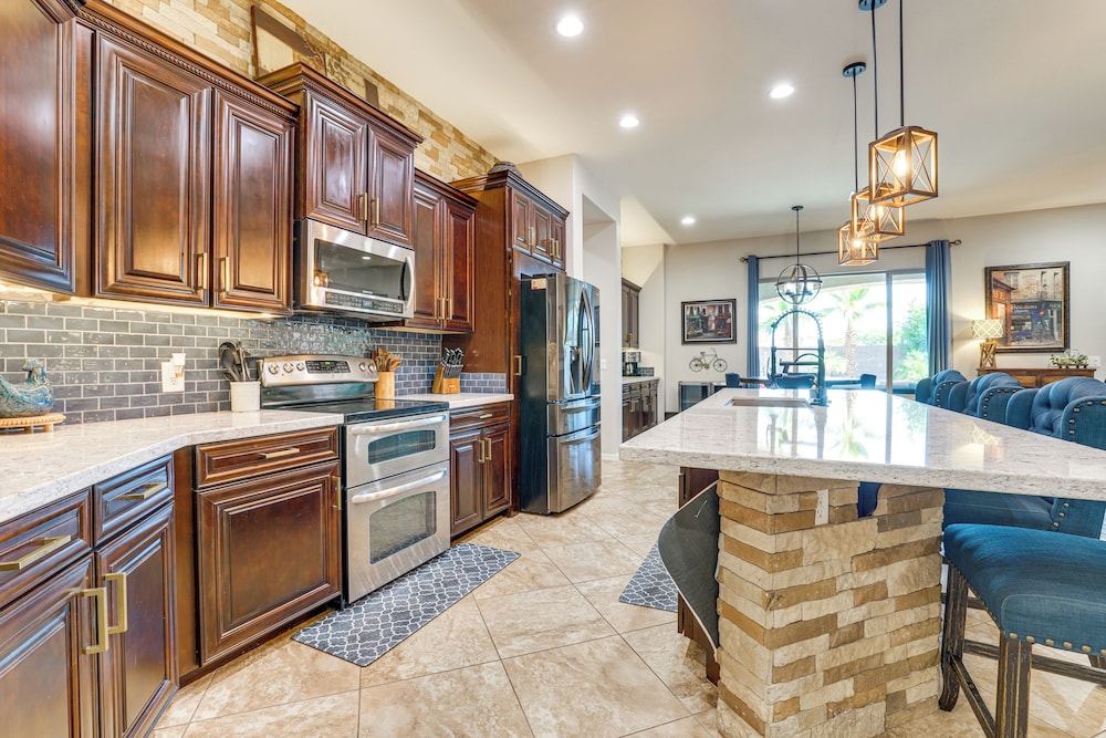 Swim-up Bar & Putting Green: Goodyear Getaway!