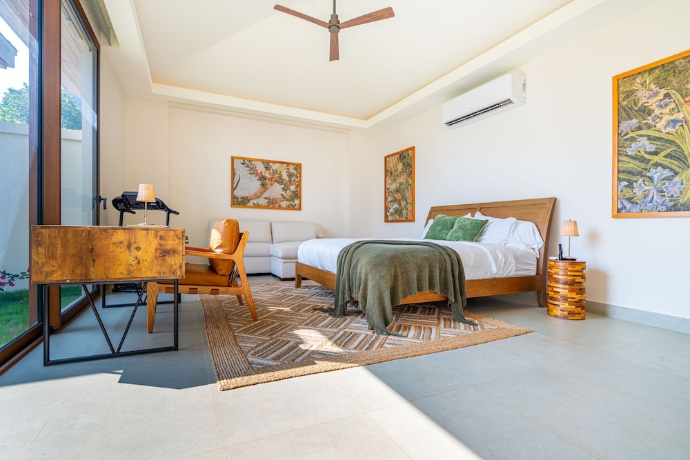 Casa Bella Vina Luxury Villa Near Beach Town