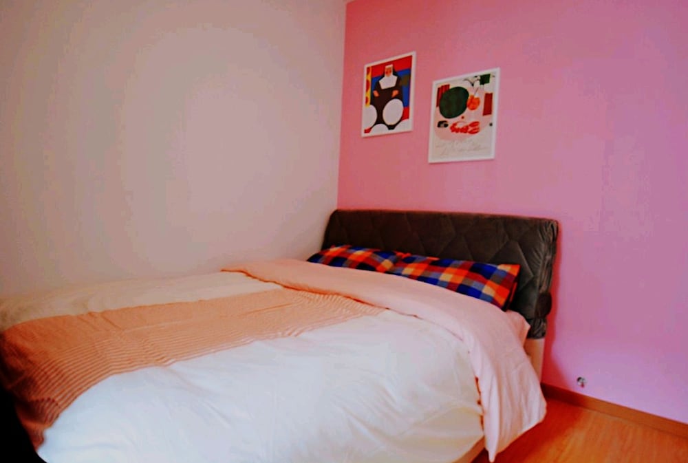 Avatar Gallery Large Queen Bed & High Rise View view 2