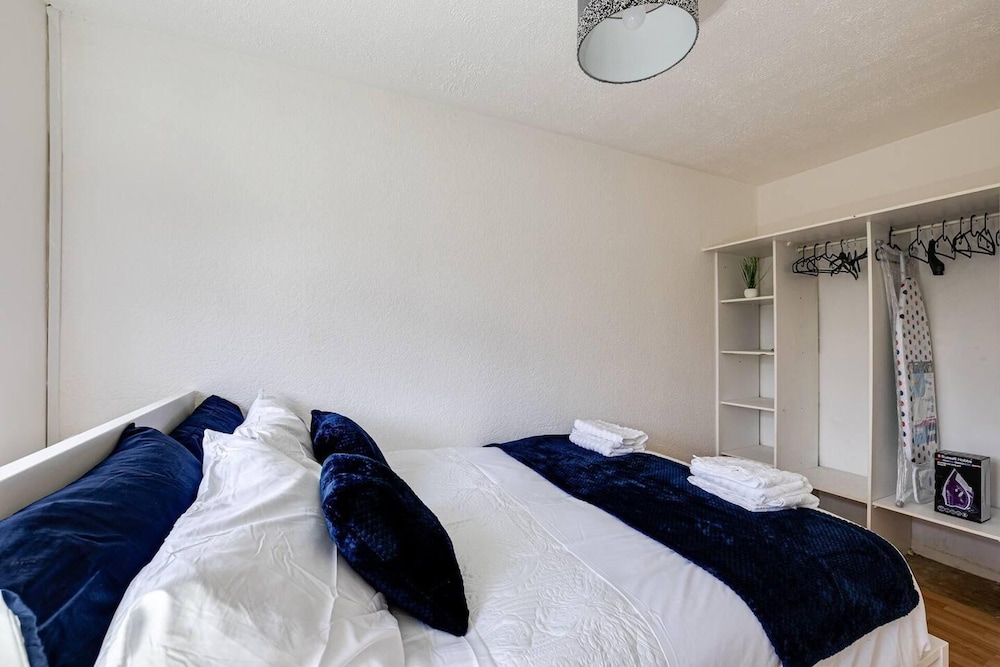 Lovely 2 Bedroom Apartment With Fireplace view 2