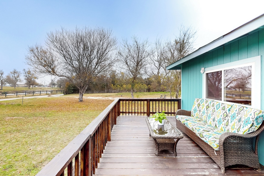 2BR Countryside Charmer w/ Fire Pit & W & D