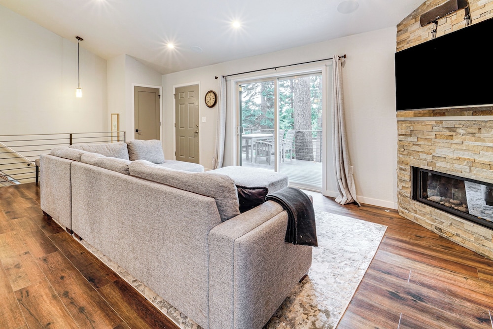 3 Mi to Diamond Peak: Mtn-view Home w/ Fireplace