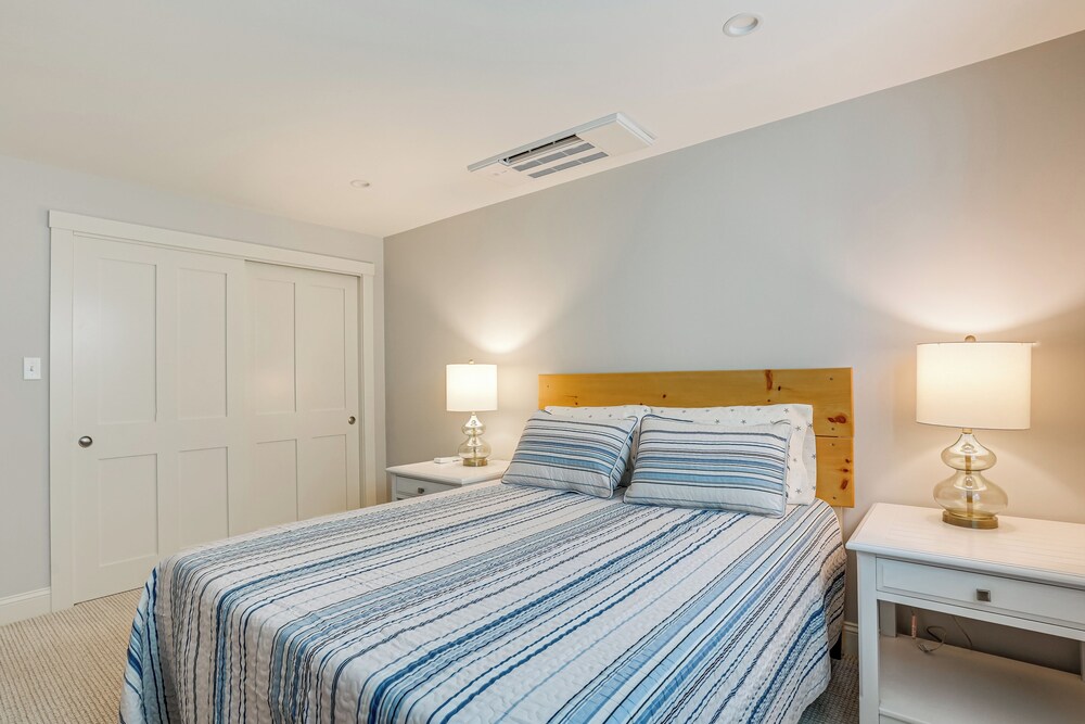 Walk to Front Beach: Dtwn Rockport Retreat!