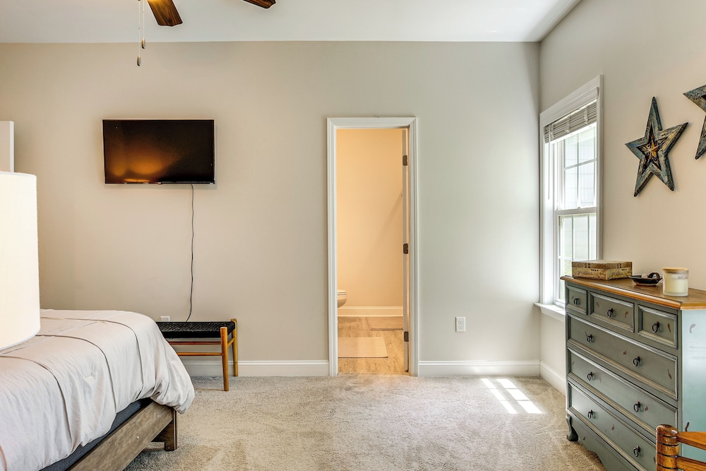 1 Mi to Riverfront: Darien Family Home