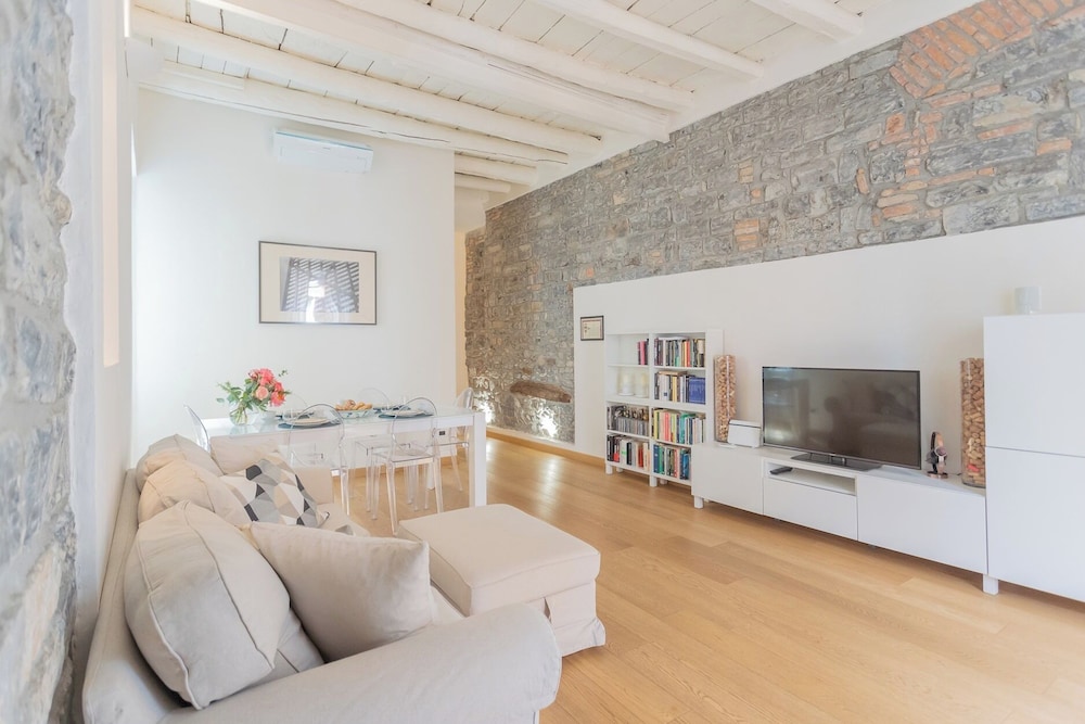 Wine Not Apartment in Como City Centre by Rent all Como