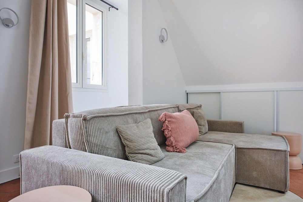 Superb Flat Ave Montaigne With Eiffel Tower View