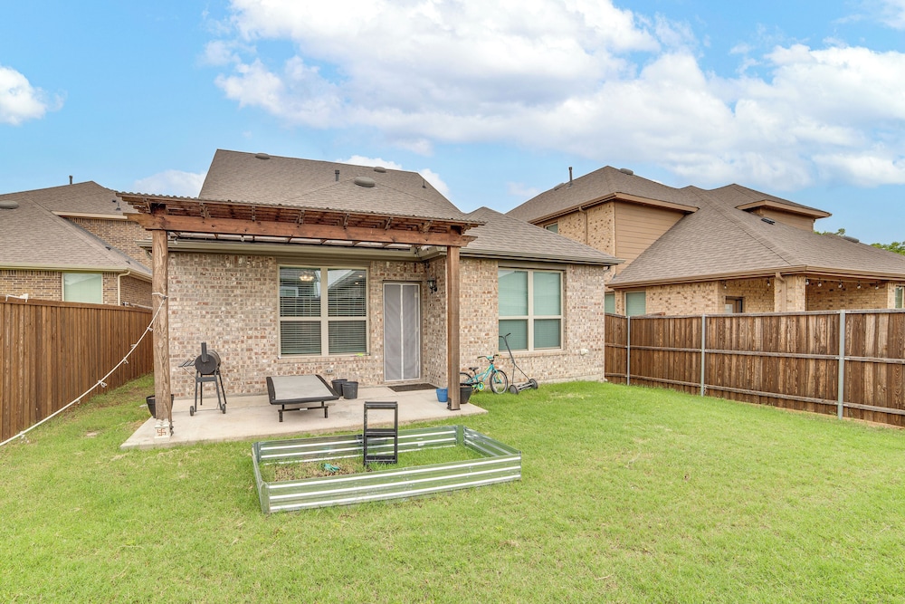 Walk to Lake Ray Hubbard: Spacious Family Home!