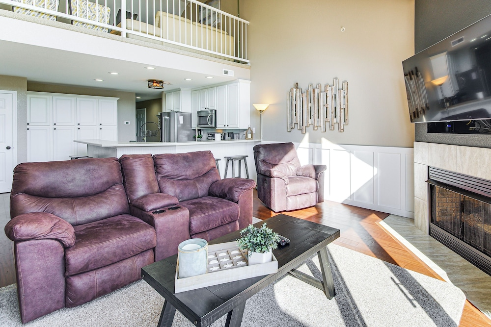 On-site Lake of the Ozarks Access: Camdenton Condo