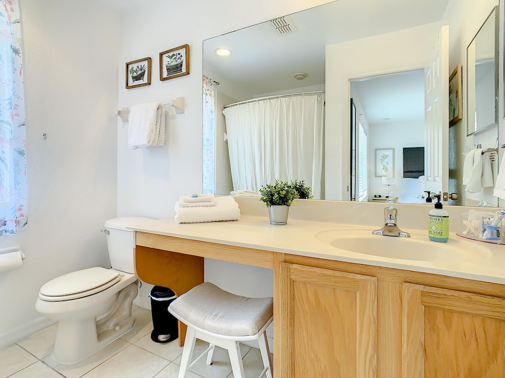 Luxury Townhome Near Disney w Resort Amenities