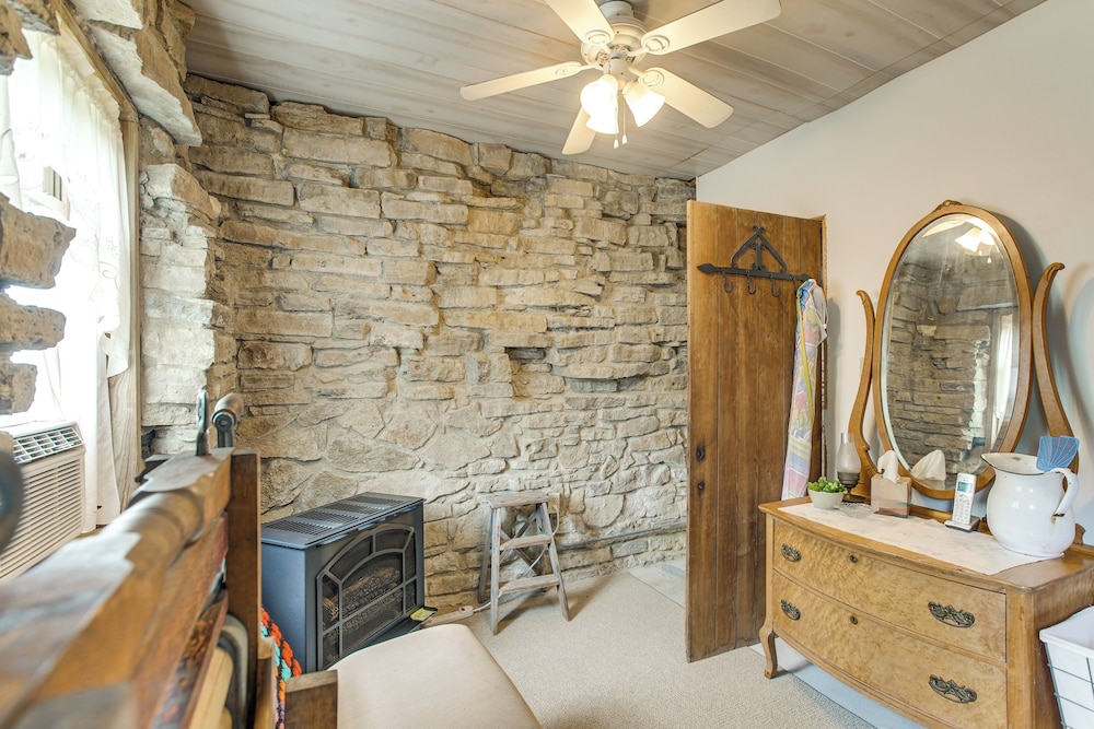 3 Mi to River: 11-acre Retreat in Rural Stockport
