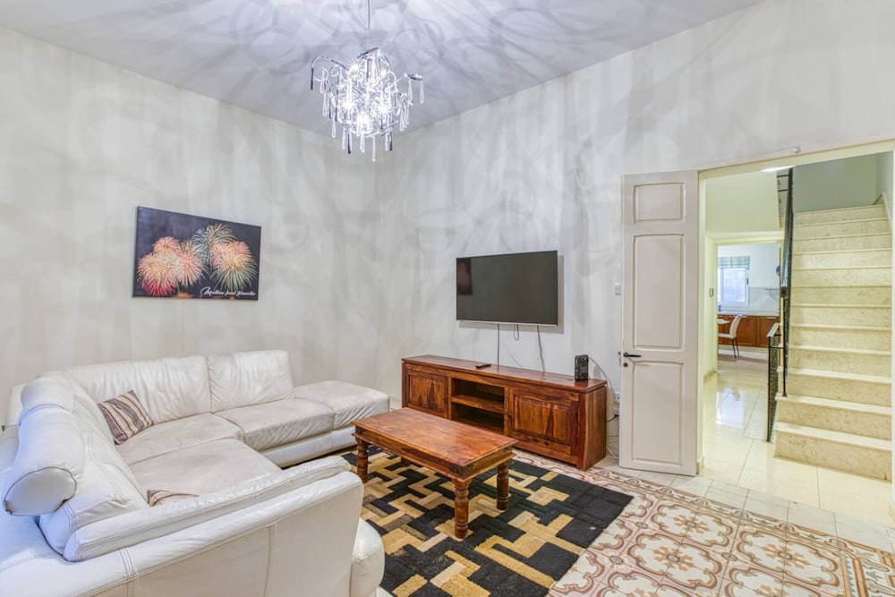 St James the Traditional 4-bed Townhouse Terrace