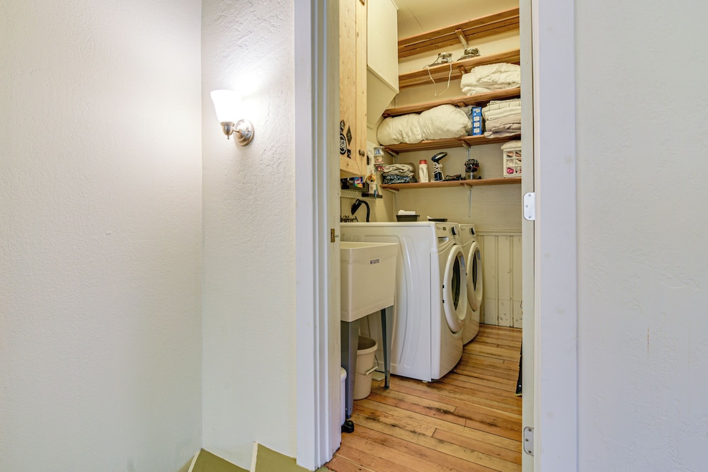 1 Mi to City Plaza: Family-friendly Chico Home