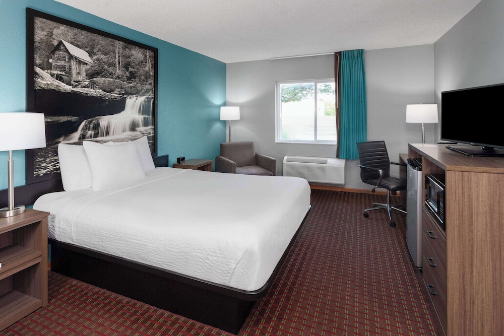 Super 8 by Wyndham McHenry/Fox Lake Area - Property Image 17