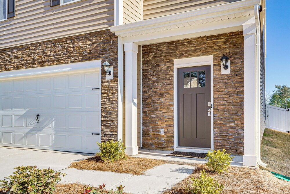 3 Mi to Lake Hickory: Family Home w/ Fire Pit!