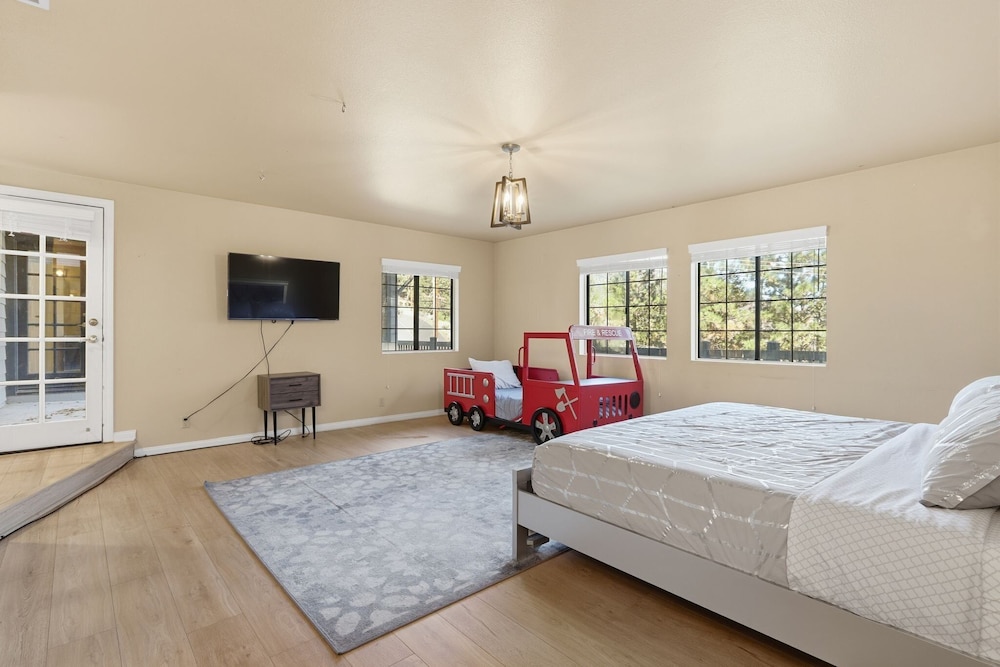 Spacious Mountain Getaway Game Room & Gazebo 5 Bedroom Villa