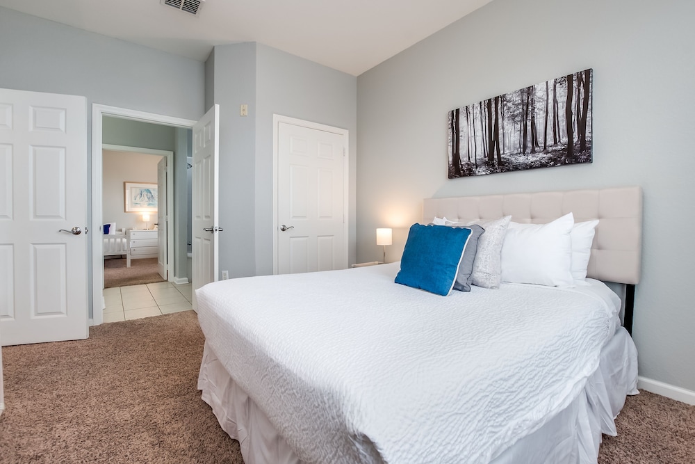 Newly Remodeled Lakeview Penthouse, Near Conv. Ctr