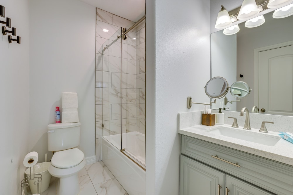 Yard & Workspaces: Luxe Duplex Unit in Houston