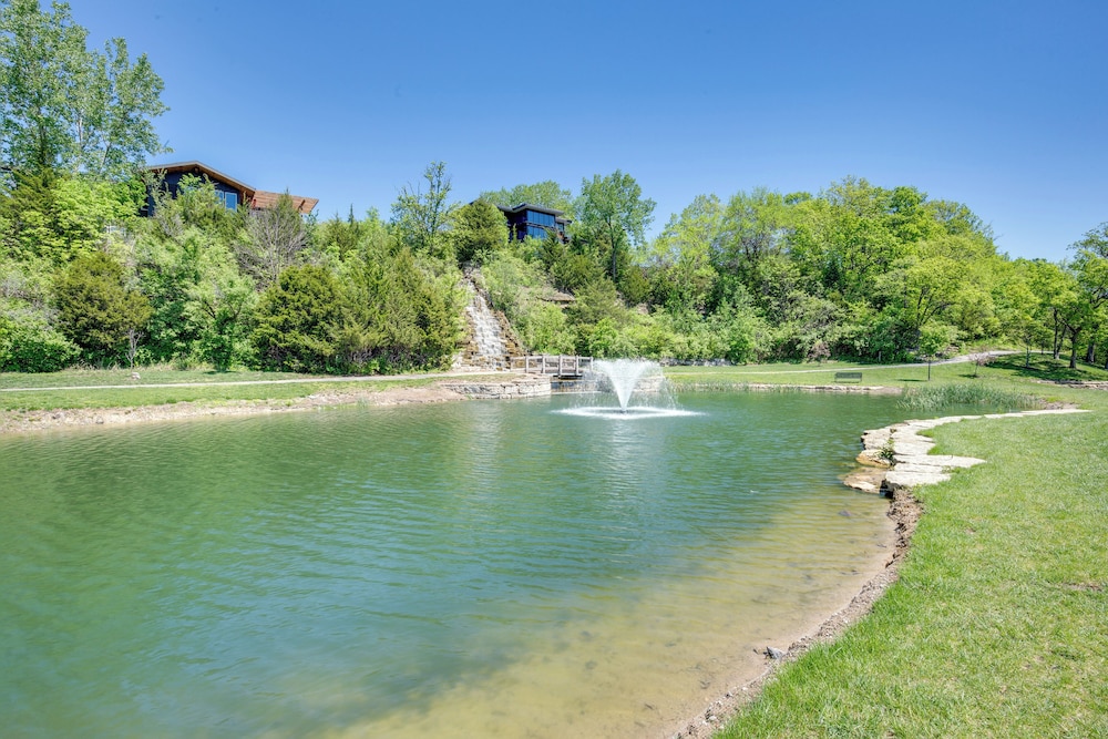 Chic Family-friendly Home in Riverside: 7 Mi to KC