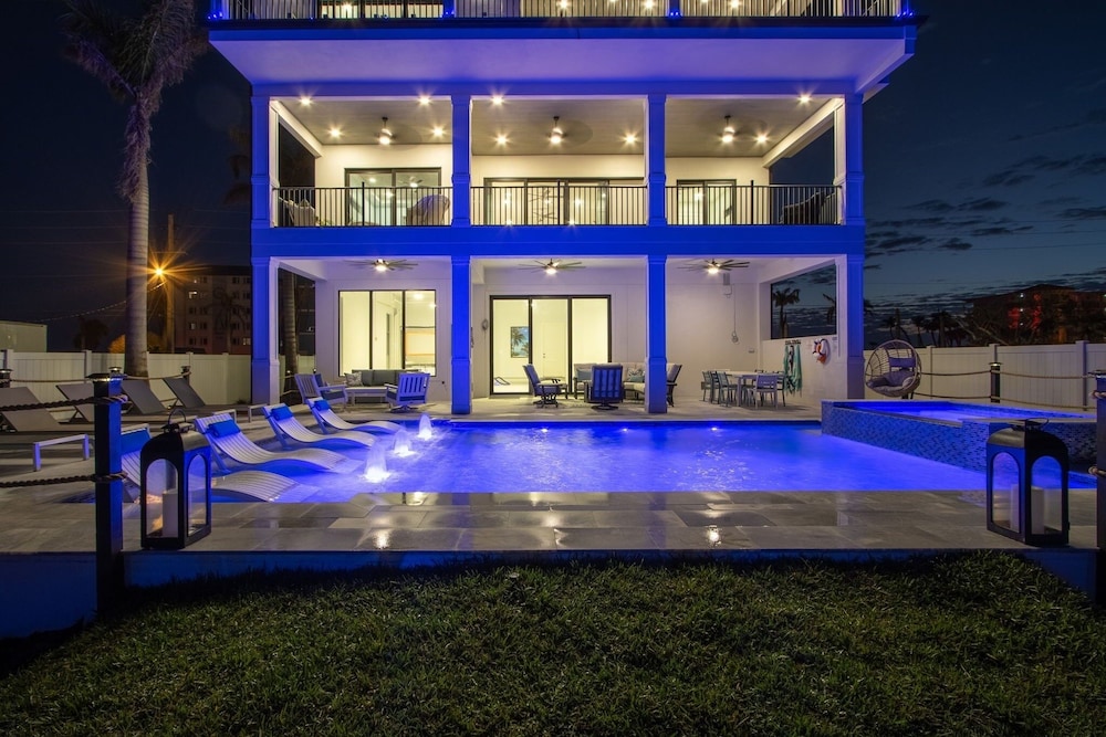 749 Paradise Pointe New Luxury Build 7 Bedroom Home