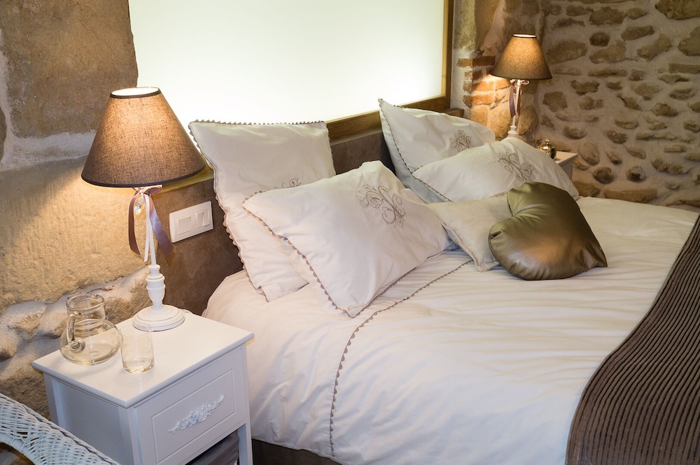 Le Val des Sens casa de huéspedes Chatte — bedroom