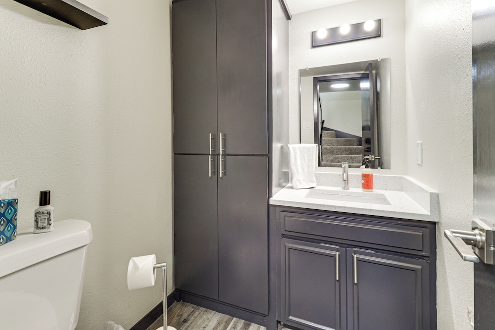 5 Mi to At&t Stadium: Townhome w/ Community Pools!