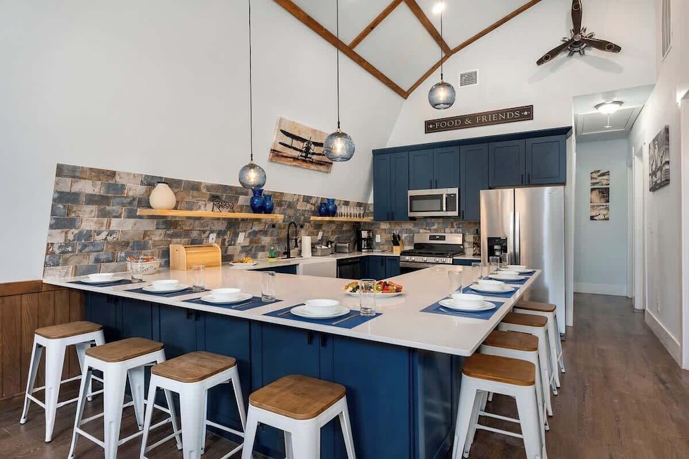 Terracotta Retreat/ Sleeps 30!