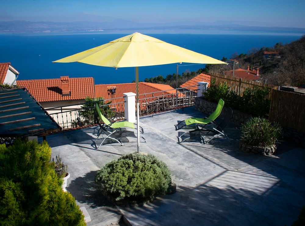 Sunny Holiday Home With Terrace