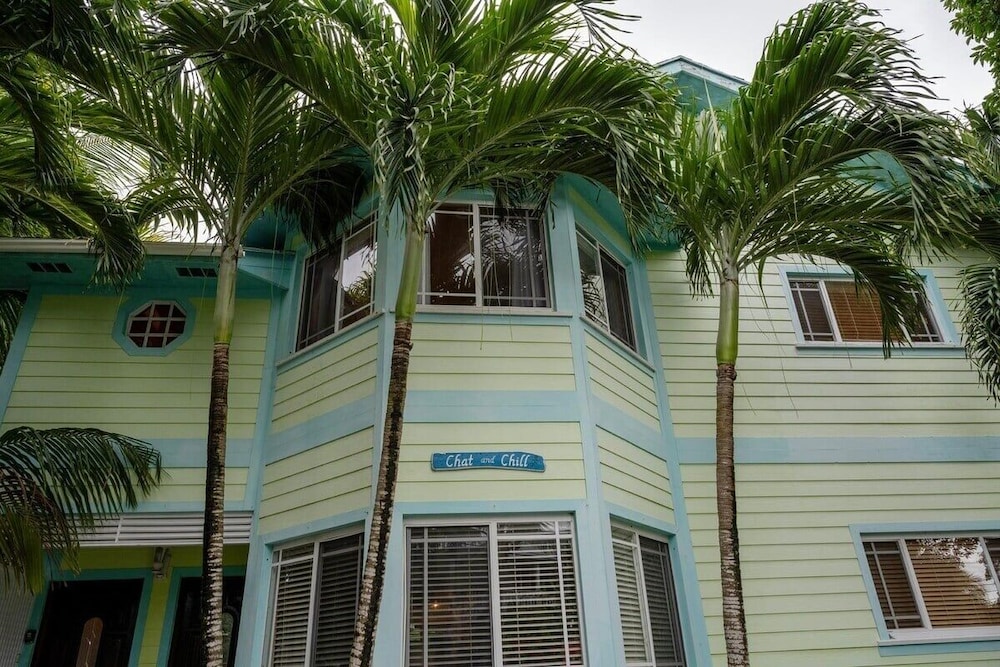 Chat N Chill - Top Floor Condo, Walk To Pink Sands Beach 2 Bedroom Townhouse