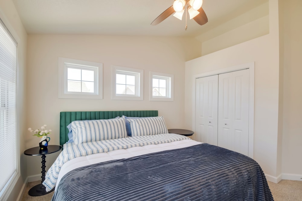 Near TBK Bank Sports Complex: Quad Cities Townhome