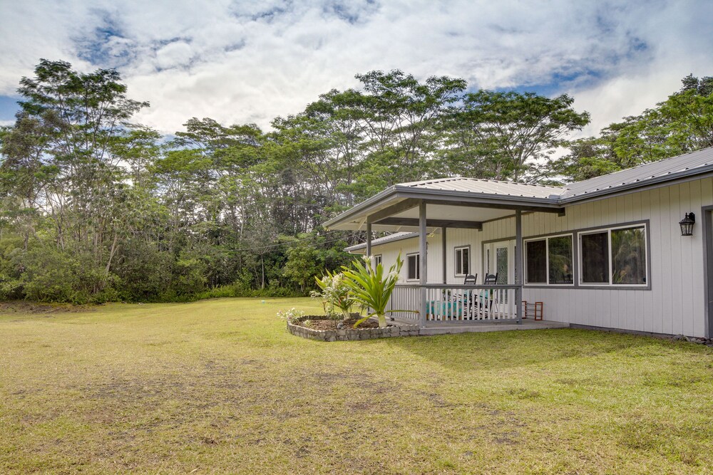 Paradise Park Vacation Rental ~ 4 Mi to Shoreline! view 3