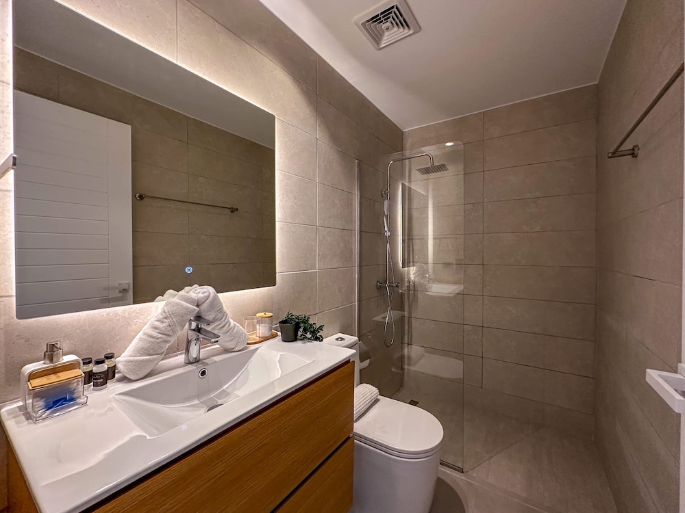 Beautiful Brand new Beach Condo w Picuzzi