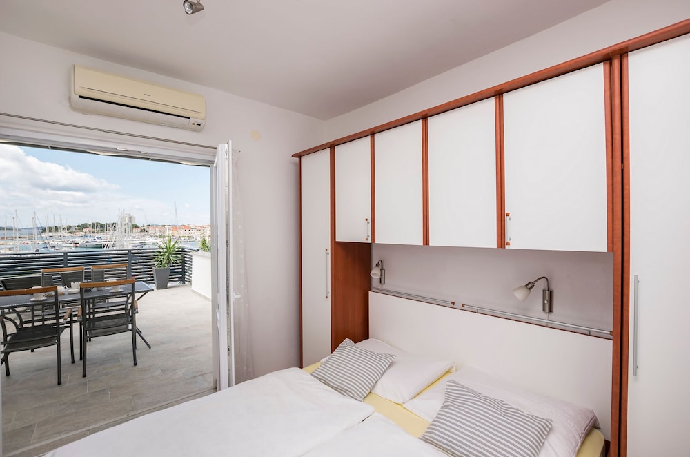 Apartments and Rooms Mare view 5