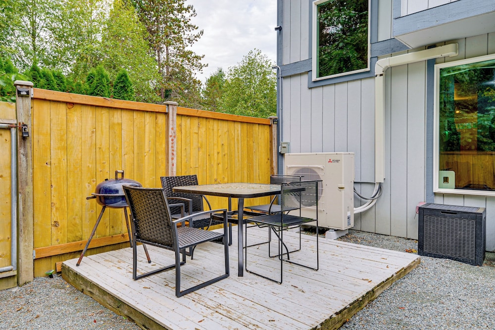 Walk to Lake Stevens: Duplex w/ Fire Pit!