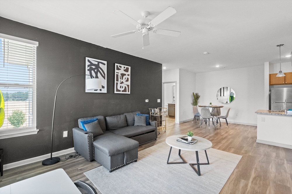 Upscale King 2BR Suite Mins to Charlotte