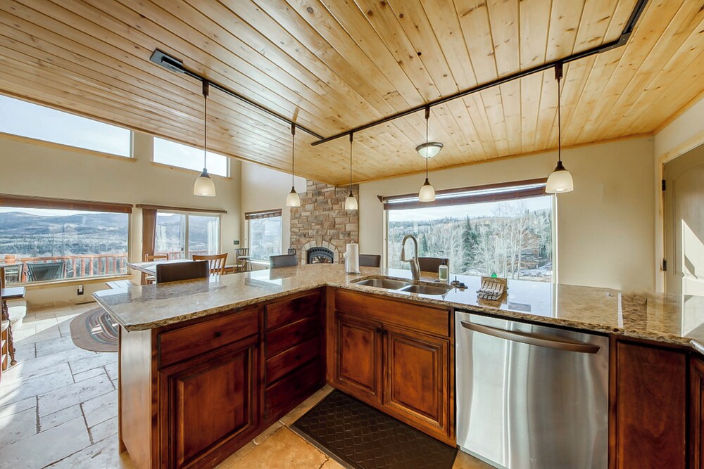 Cozy 4BR Mountain View Fireplace Deck